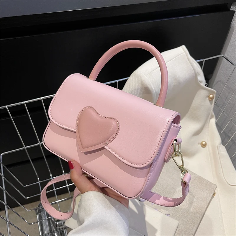 Latest Handbags Designs For Ladies Who Love Fashion