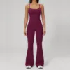 Chaleco rojo + pantalones acampanados