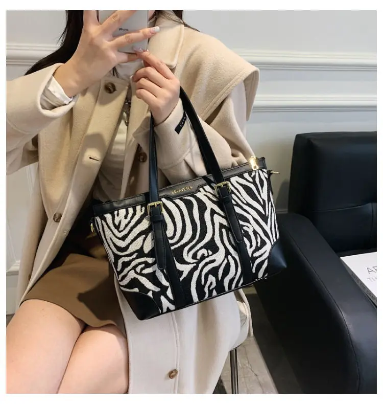 zebra print shoulder bolsa
