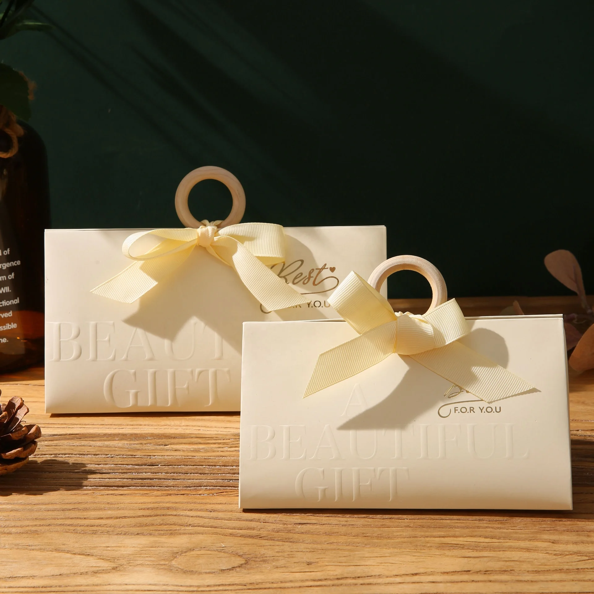 Luxury Triangle High End Handle Packaging Box Kraft Paper Wedding Collapsible Candy Box