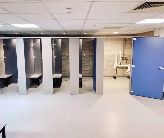 HPL-Kompaktlaminat-Wandverkleidung für Toilettenkabinen, moderne quadratische Ausführung, wasserdicht, feuerbeständig, SS304, Duschräume für Hotels