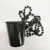 Collar con colgante de vaso de chupito negro.