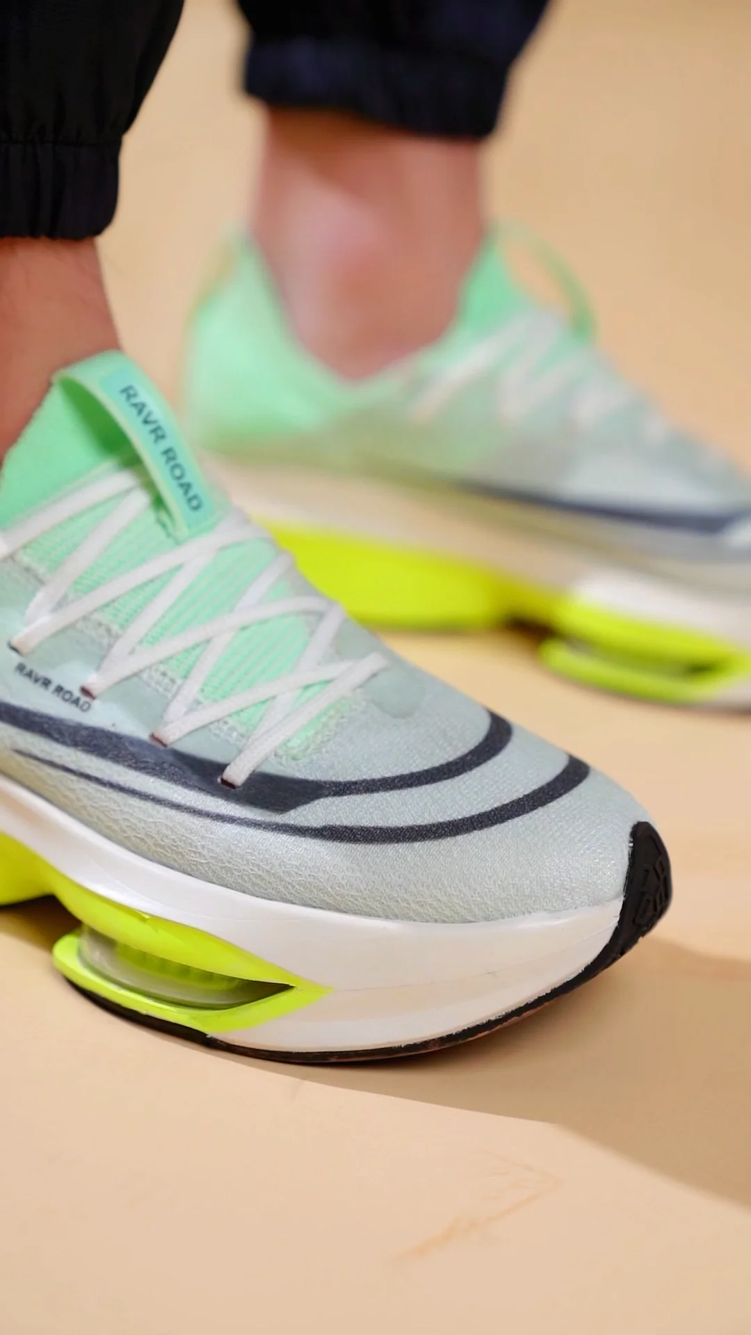 Latest Design Superior Quality Mesh Breathable Running Shoes For