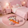 Lapin mignon serrant un gros radis