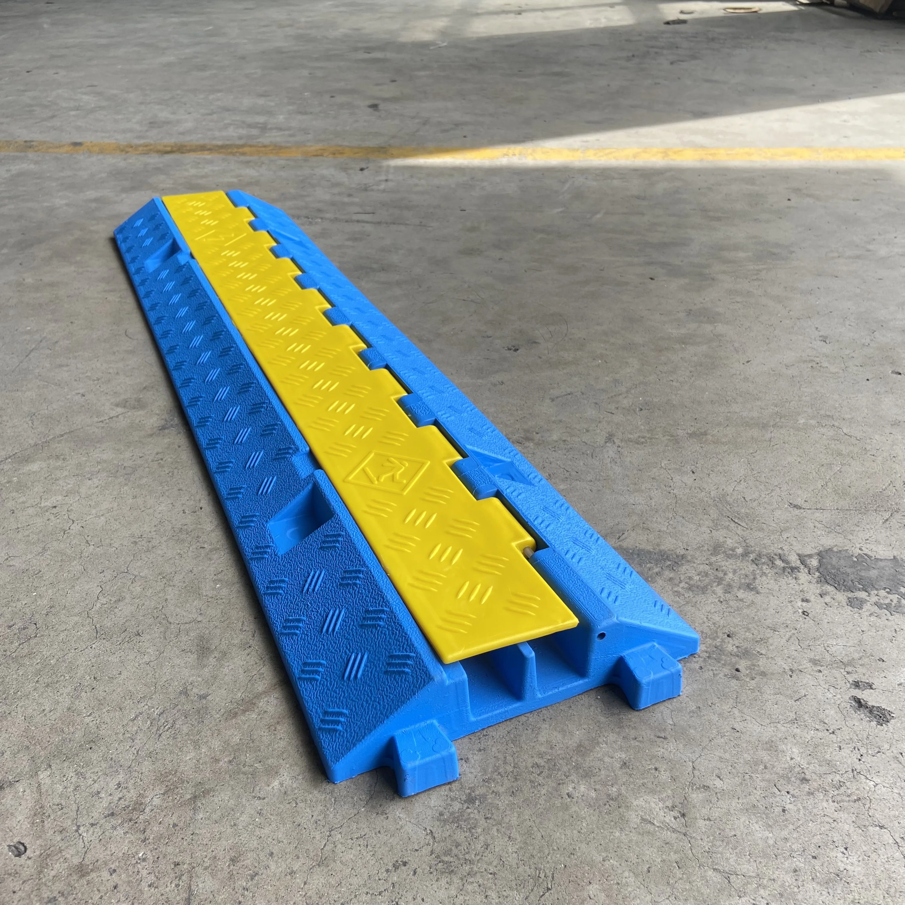 Outdoor 2-Channel Cable Ramp Protector PVC Rubber Cover Plastic Cable Cover Ramp factory
