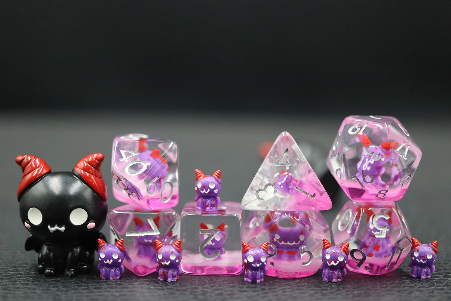 High Quality 7Pcs Resin Dice Set Transparent DND Board Game Inclusion Demon Soft Edge Featuring 7Pcs Resin Dice manufacture