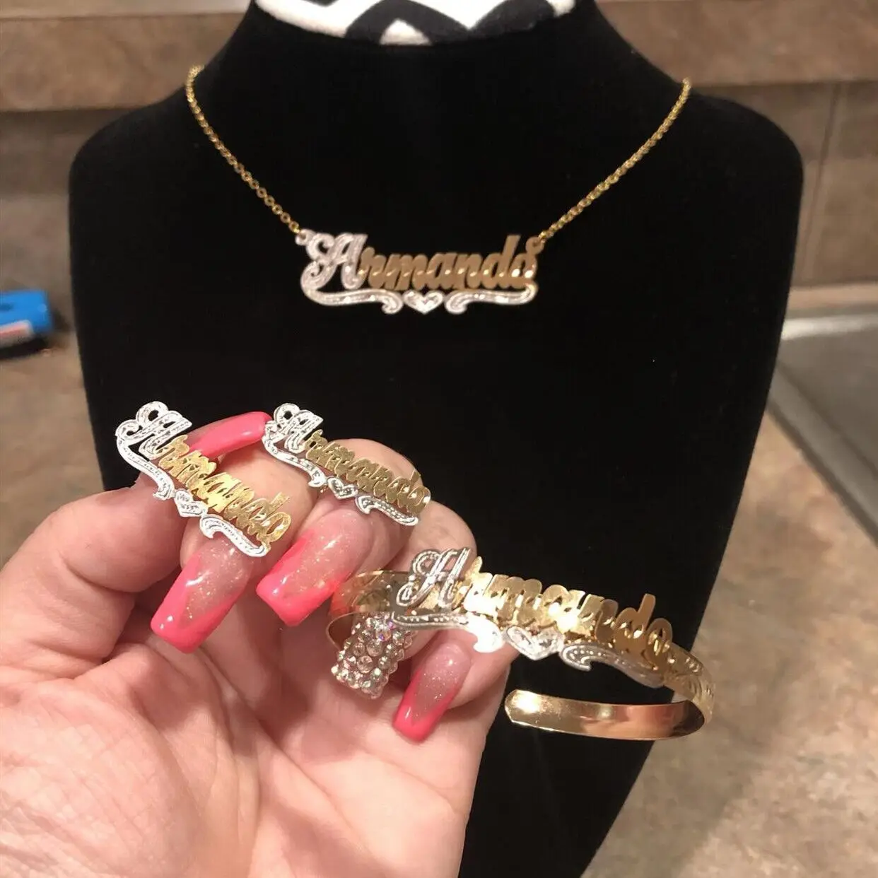 Collana da donna personalizzata con chiusura a T in acciaio inossidabile e medaglione, Collana con nome, Regalo per la mamma, Madrina, Regalo per la festa della mamma - Italia