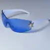 Patas blancas, escamas azules.