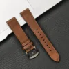 Boucle noire, bracelet marron.