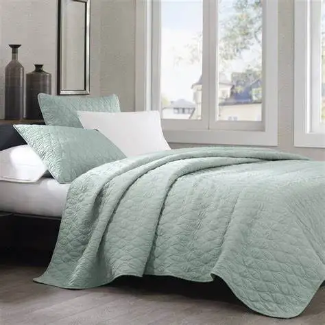 Conjunto de Capa de Cama de Veludo Matelassado Bordado