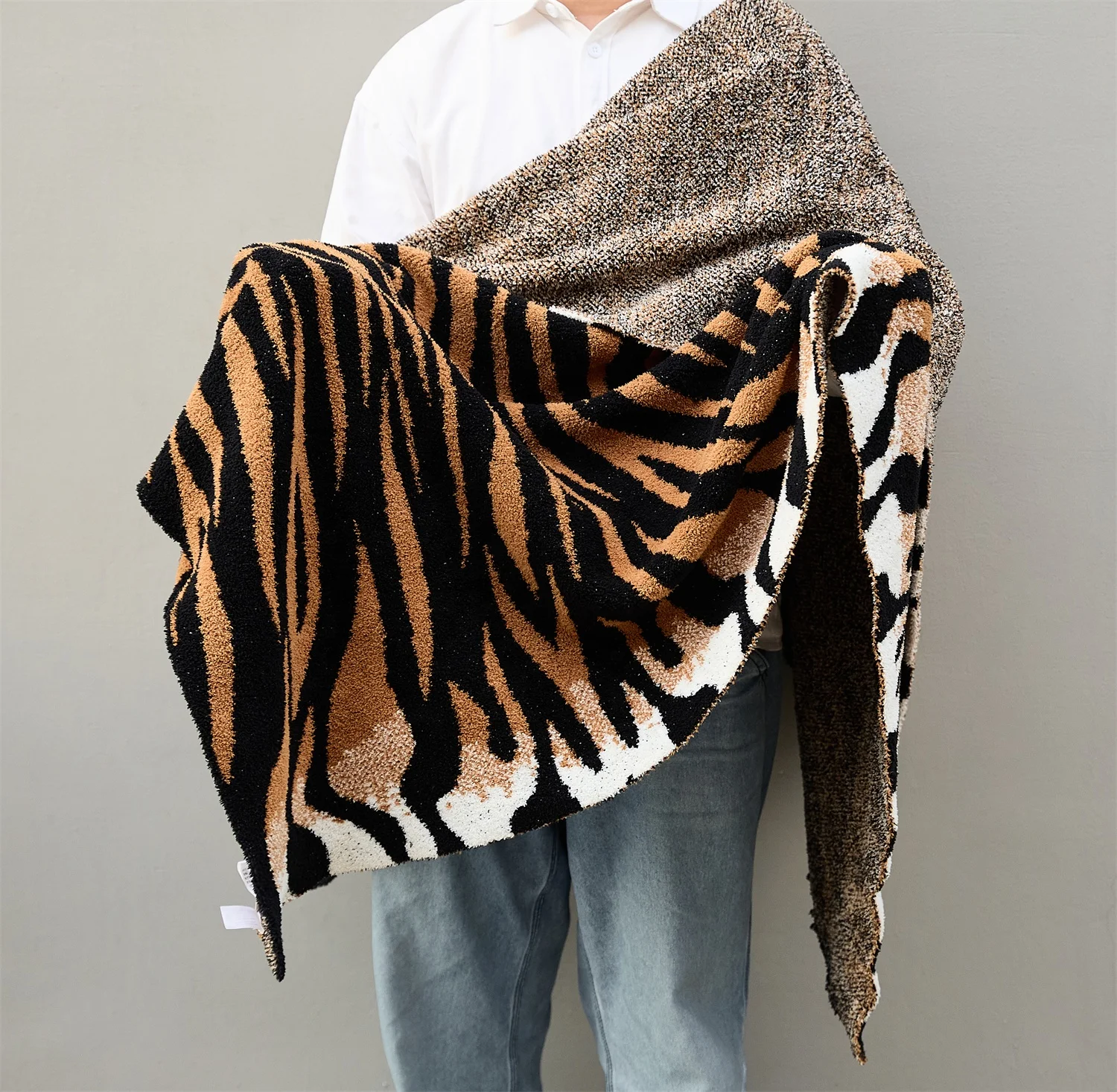 High Quality  Soft Warm 100% Polyester Leopard Print Knitted Throw Blanket For Home Decoration And Travel YPT supplier