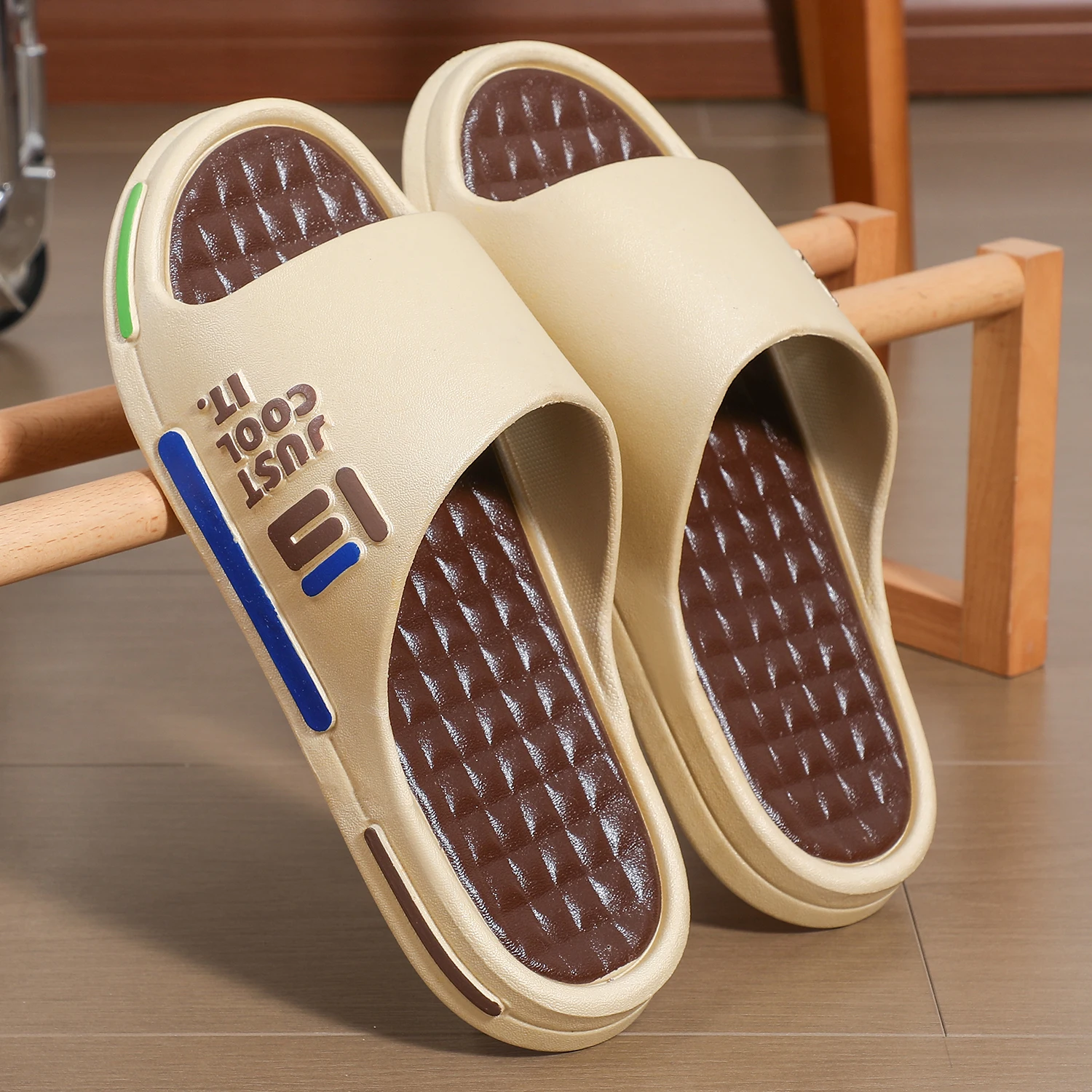 Factory New Lightweight Anti-Slip Printed Outdoor Slipper for Men 5 Color Beach and Room Designs with Lighted Feature