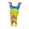 Clown adulte jaune en équilibre sur les mains.