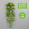 Un bouquet de marguerites jaunes accrochées au mur
