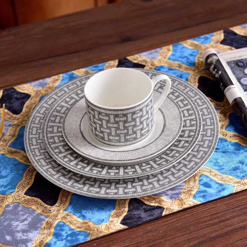 Source Wholesale Luxury Tableware Dinnerware Set Gold Mosaic Royal Western  Ceramic Bone China 58 Pcs Gift Box Minimalist Giveaways on m.