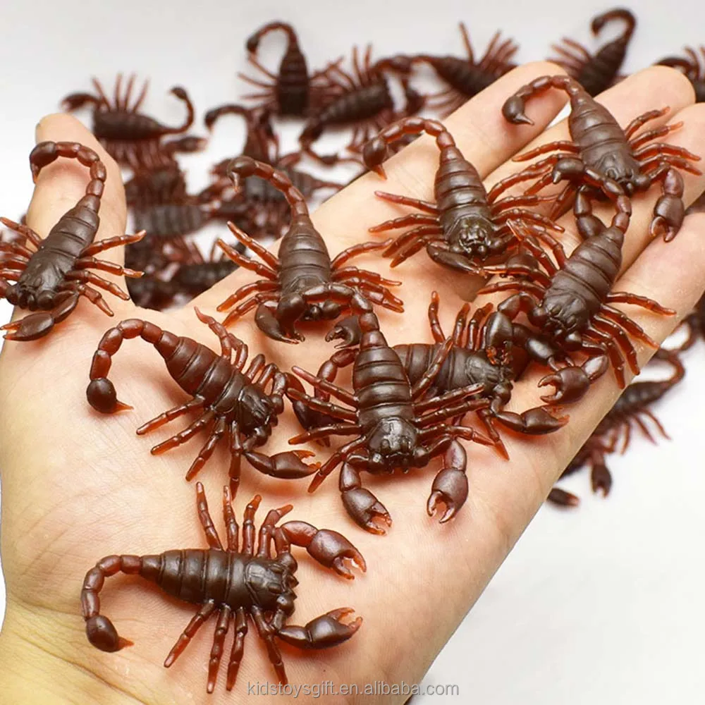 Cheaper Halloween Realistic Colorful Fly Centipede  Cockroach  Trick Toys for  Decoration Party Mini Plastic Spider Toy