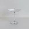 Vástago de pedrería plateada con forma de vieira blanca
