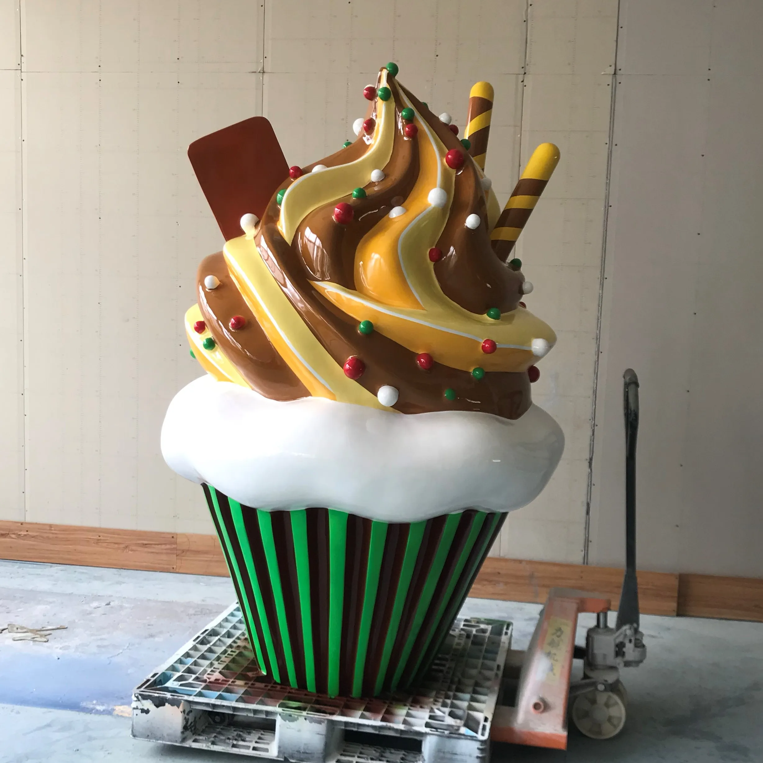 Outdoor Giant Decorative Fiberglass Cupcake Statue - Custom Resin ...