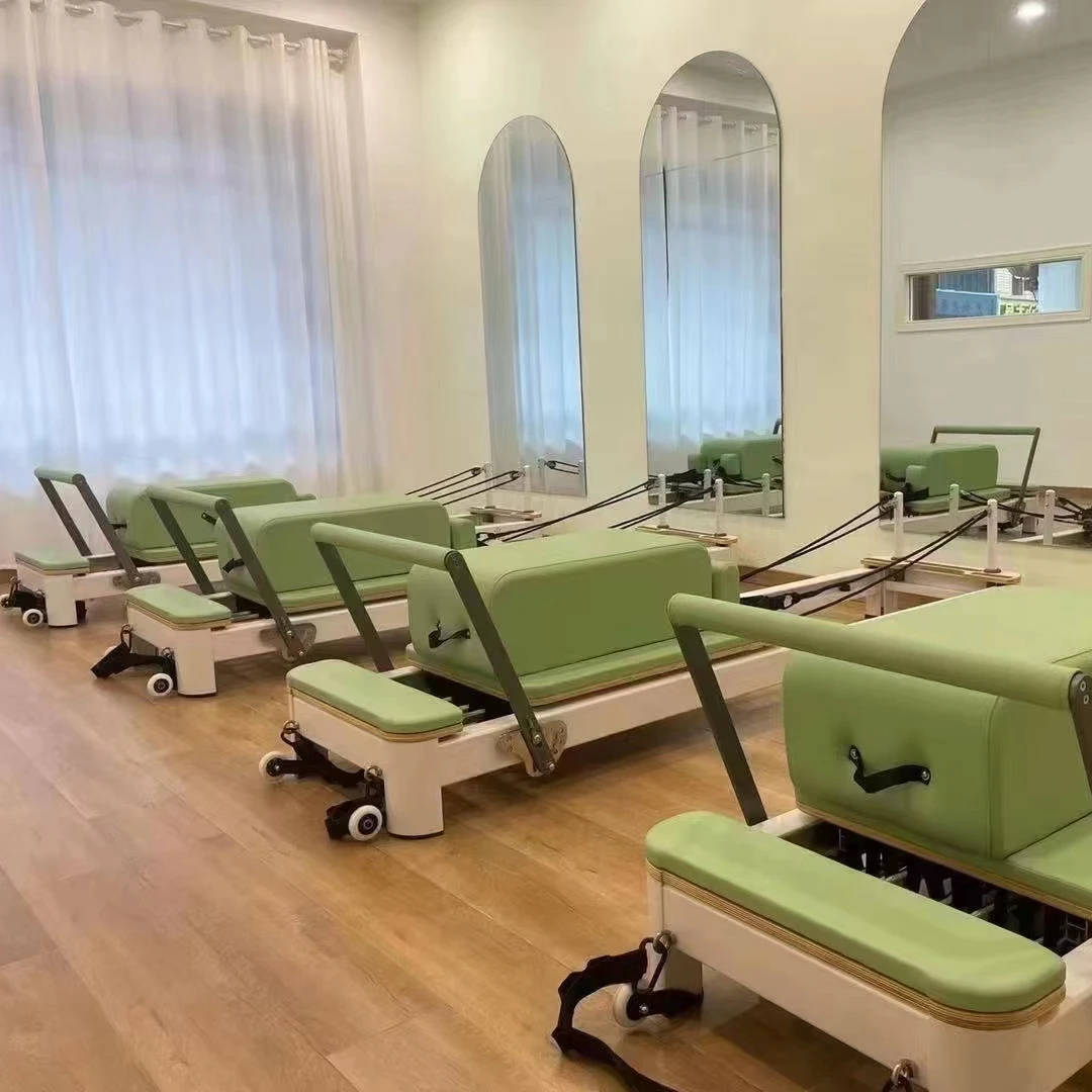 白いピラティスリフォーマーボックスとジャンプボードピラティス