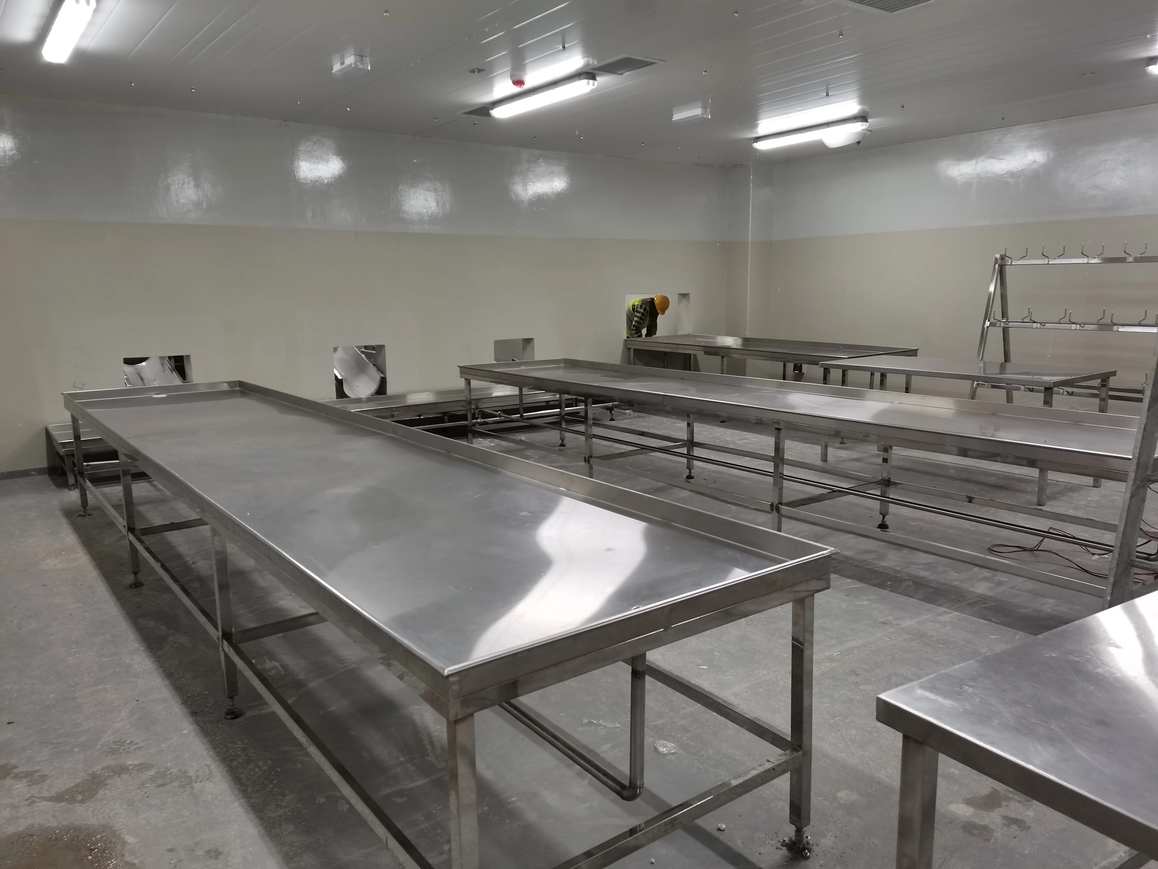 Durable stainless steel worktops for slaughterhouses and meat processing plants