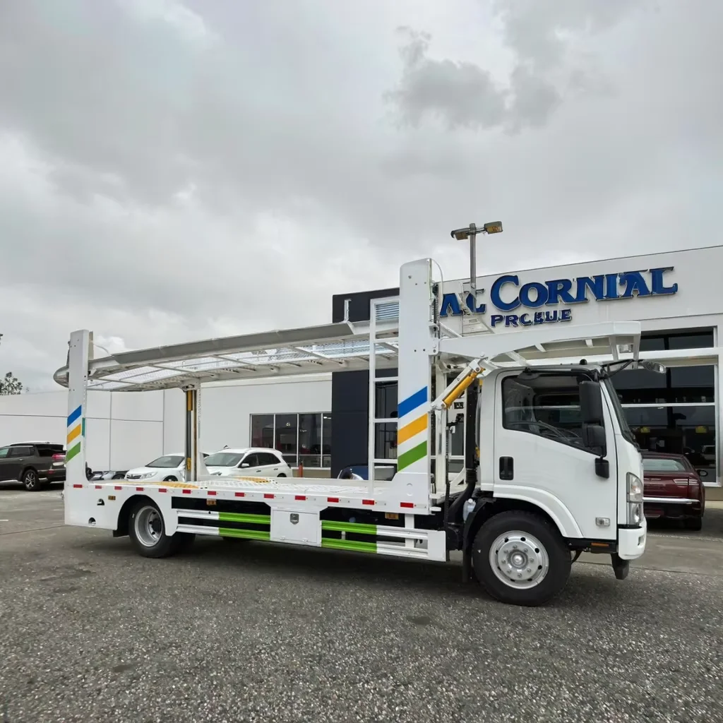 Kleiner 4x2 Transporter-LKW mit Doppelstock-Auflieger, Kapazität für 3/6/8 Fahrzeuge, Stahl-Fahrzeugtransporter-Auflieger, Sattelschlepper für Fahrzeugtransport