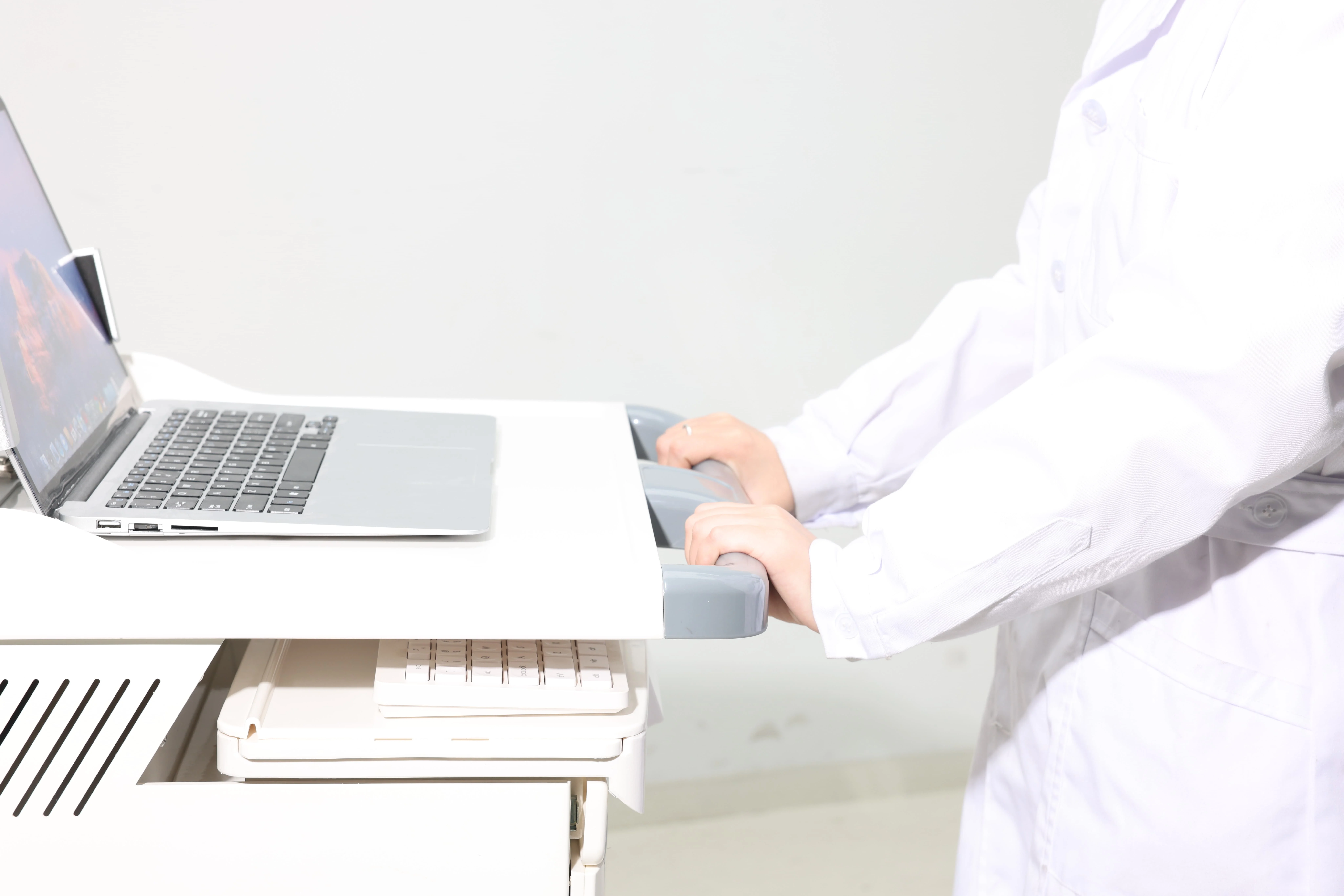 Professional Hospital-Grade Adjustable Mobile Medical Laptop Cart Keyboard Tray Mouse Platform ABS Storage Drawers CE ISO 4