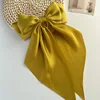 Pinza de cocodrilo amarillo oscuro.