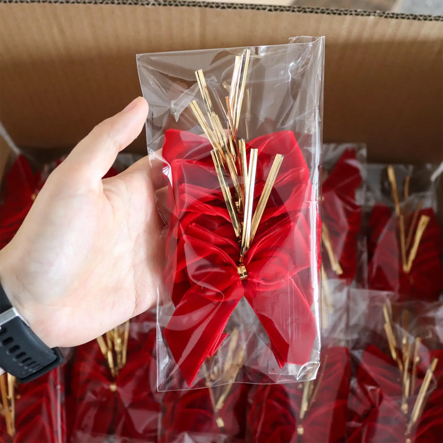 Newborn cadeau set – Gebreide slofjes en krabwantjes met strikje | Katoen –  Gigi-Baby, image size:1500x1500