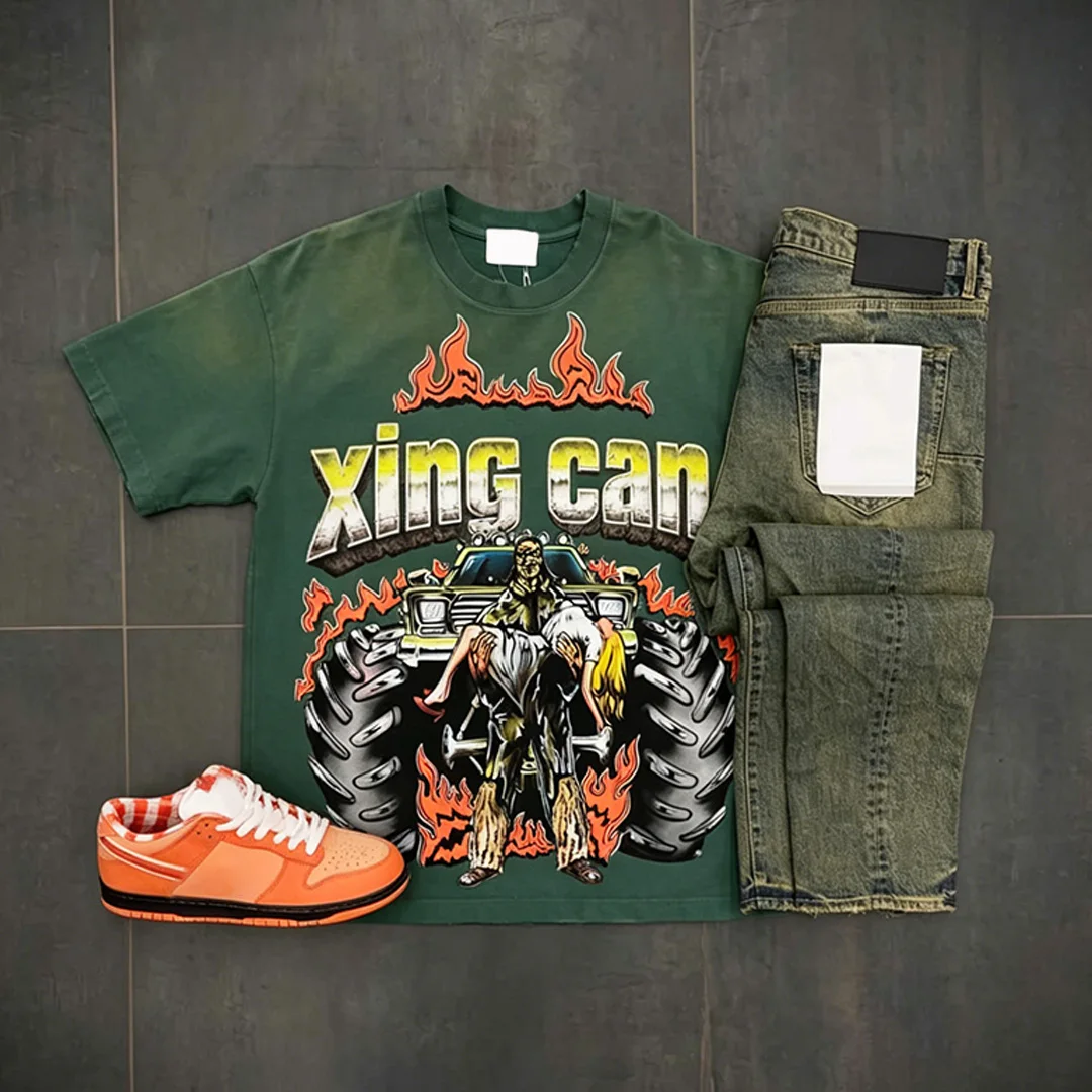 High-street-sæt i tungt bomuldsmateriale med vintage-opvasket finish, DTG-digital print på T-shirt, badge- og patchdetaljer samt jeansshorts i Y2K-blanding – brugerdefineret design tilgængeligt