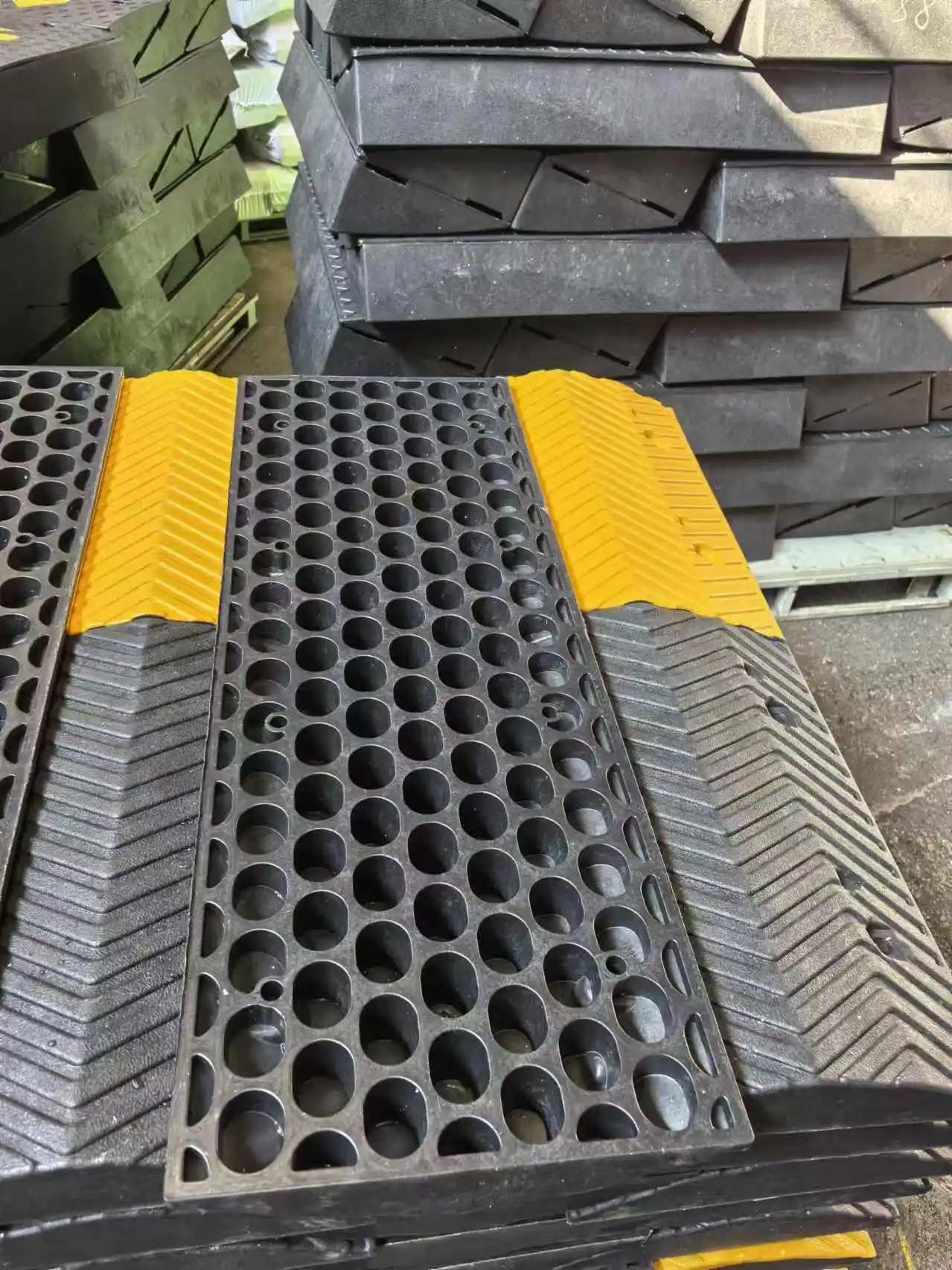 rubber&plastic speed hump bump