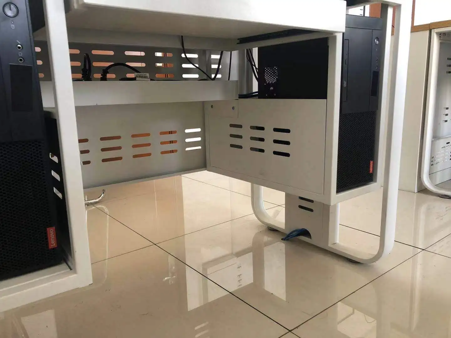 Ivetable - Customized Collaborative Computer Desks for Schools