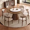 Una mesa con seis sillas