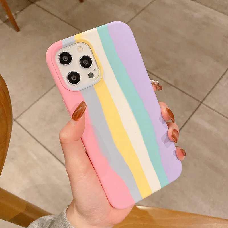 Silicone Case Arcoiris iPhone 13 con protector de cámara