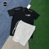 Maglietta nera + pantaloni grigi