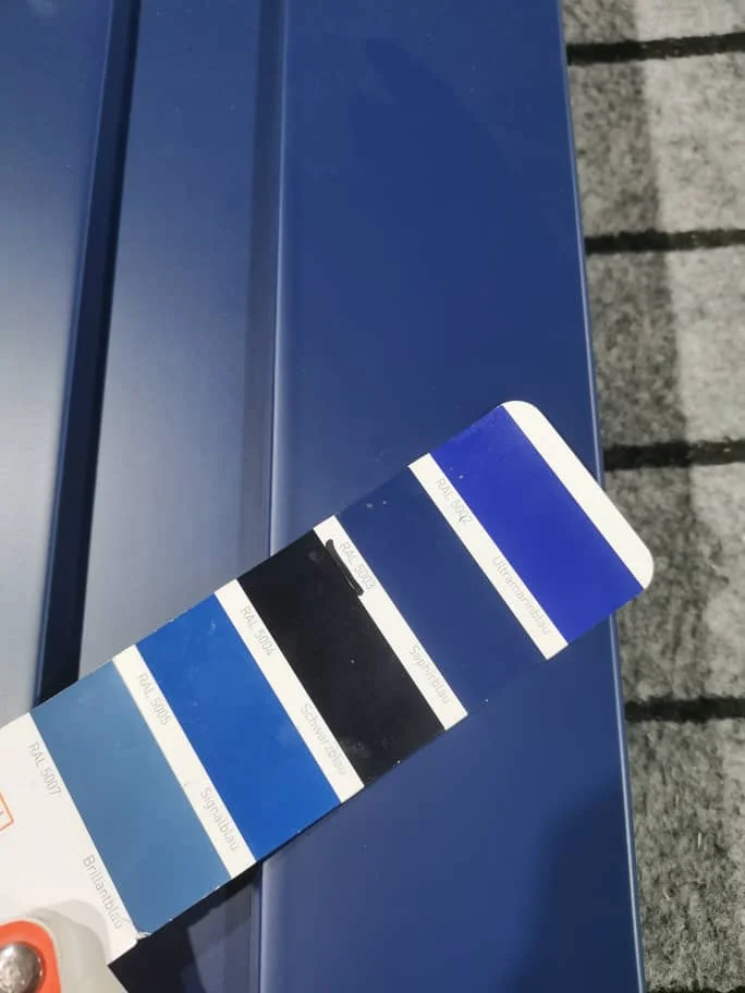 纯色石英石手柄: 黄铜橱柜: 胶合板门板: 实木ral -5002蓝色由于厨柜