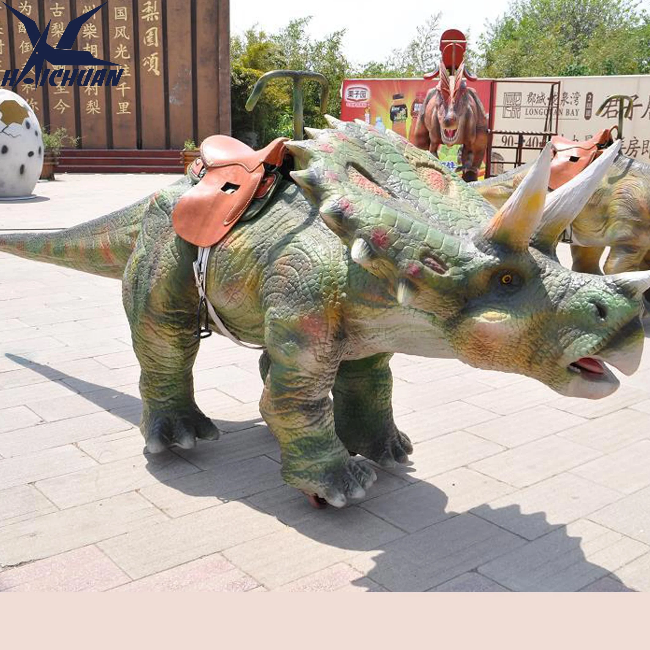 Spielgeräte, Kinder-Spieltraktor, Animatronischer Geh-Triceratops-Dinosaurier für Einkaufscenter und Spielhallen