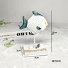 Adornos de peces blancos y azules.