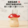 Piccola bottiglia d'acqua rossa a fungo
