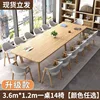 Una mesa de 3,6 m x 1,2 m con 14 sillas; los colores se pueden combinar libremente.