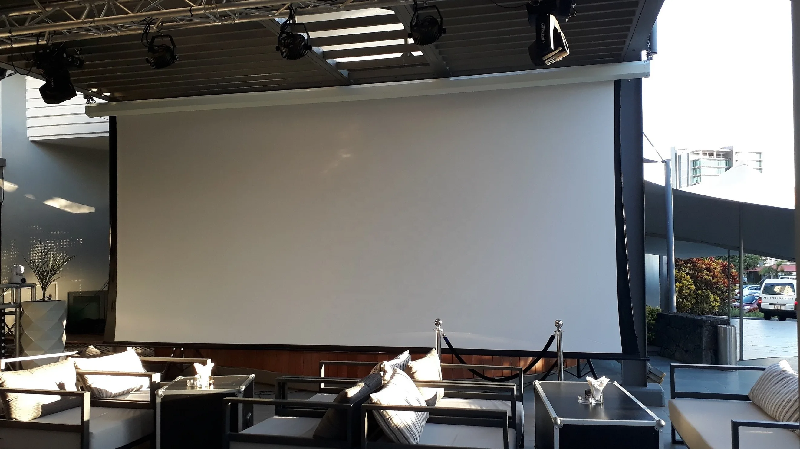 【新品・未使用】 プロジェクタースクリーン 300インチ 300インチ電動プロジェクタースクリーン、電動格納式