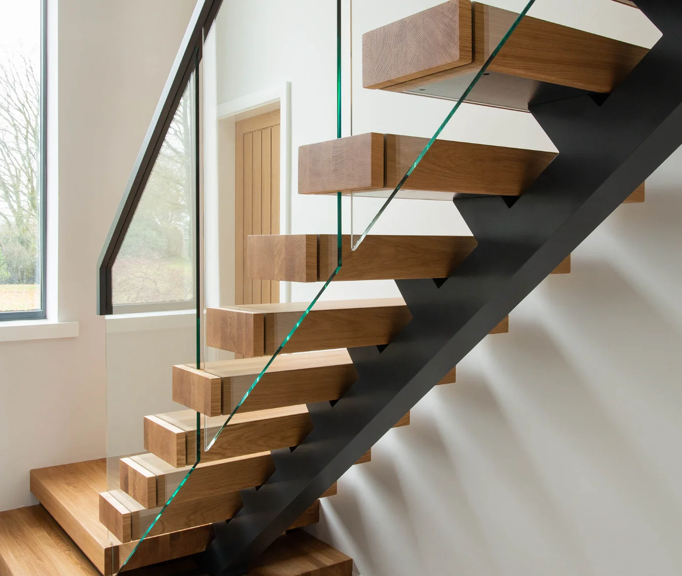 Luxury Modern Hollowedout Staircase with Wooden Handrail Premium High-End Design for Villas and Homes