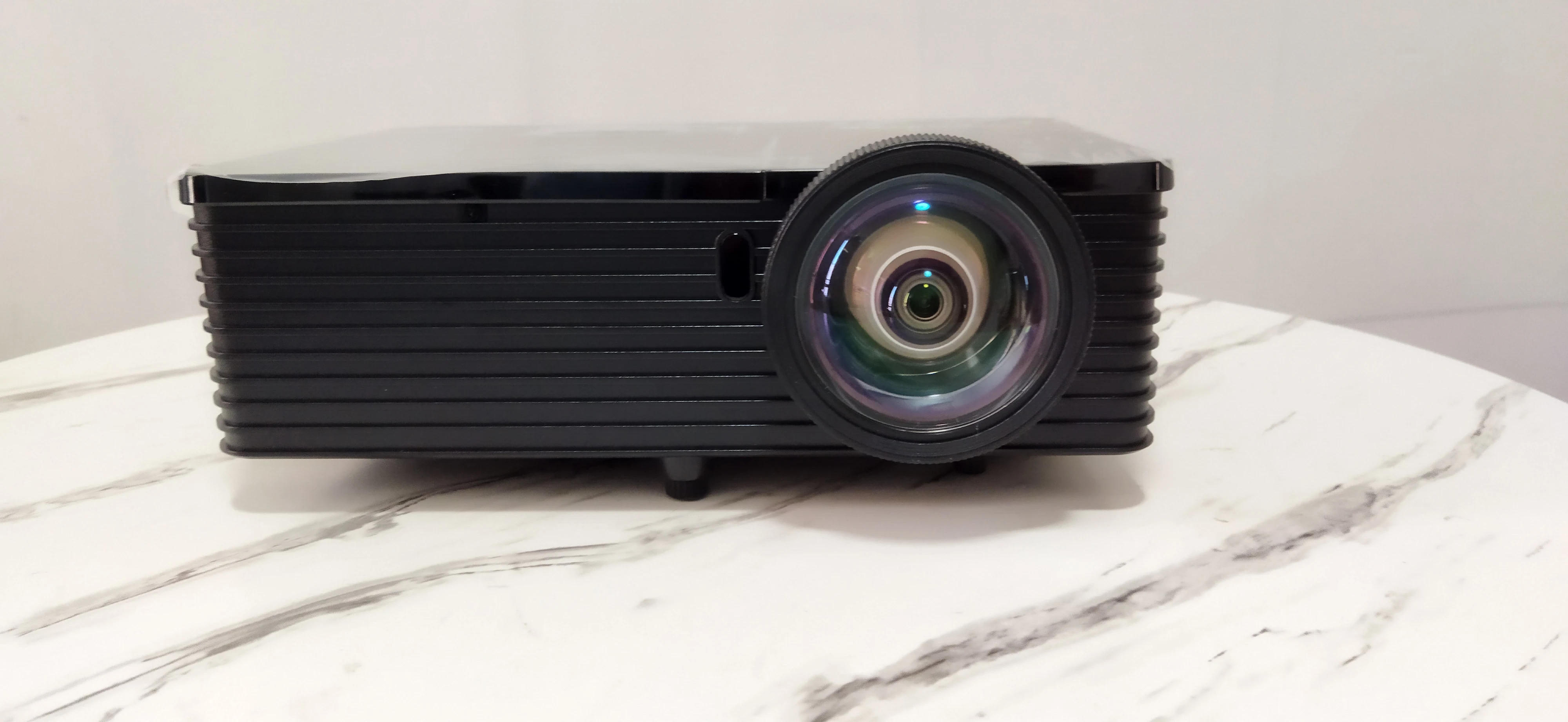 高流明高亮度长寿命投影仪短投投影仪