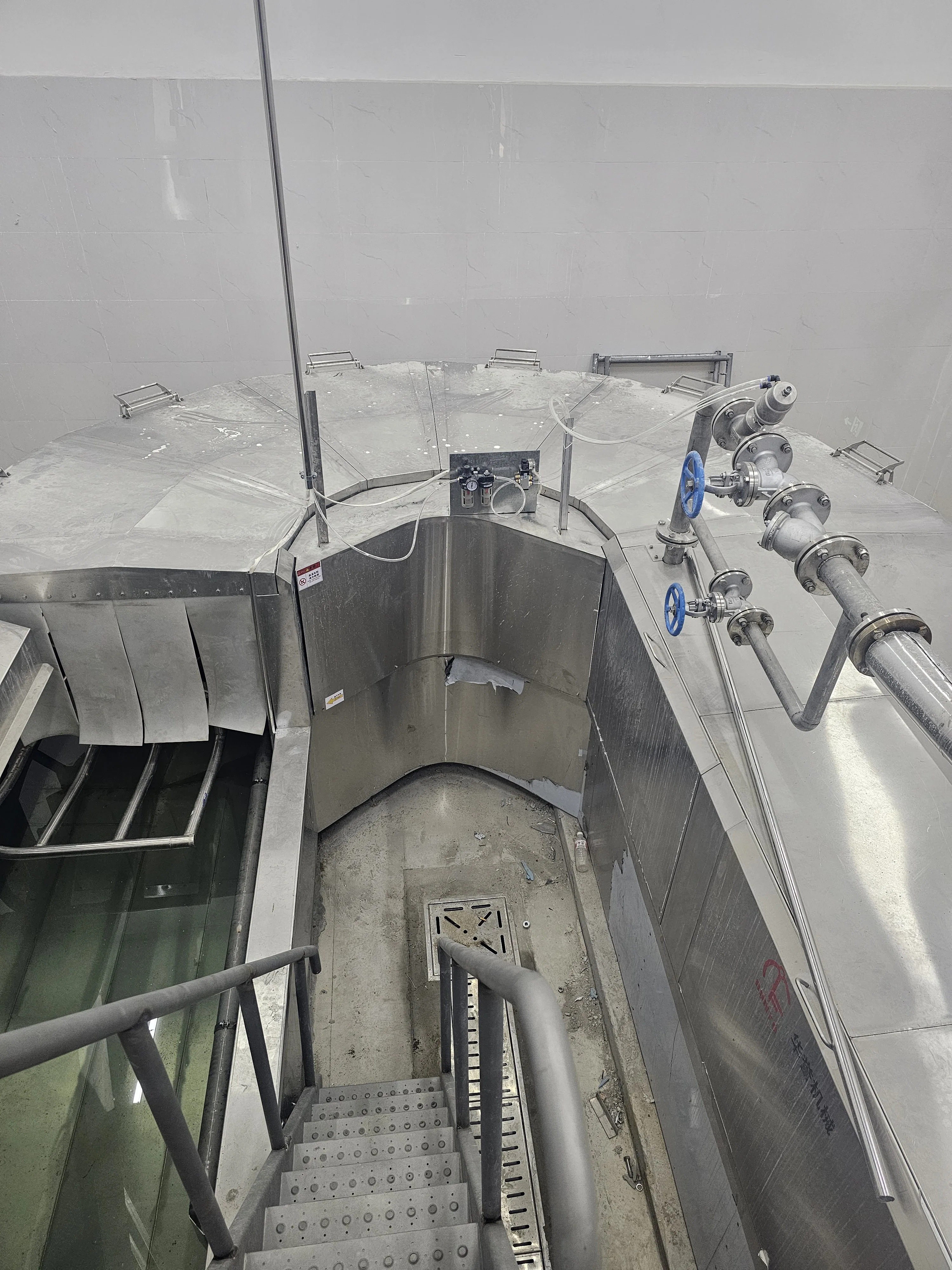Slaughterhouse scalding machine and pig slaughtering machine for modern slaughterhouse