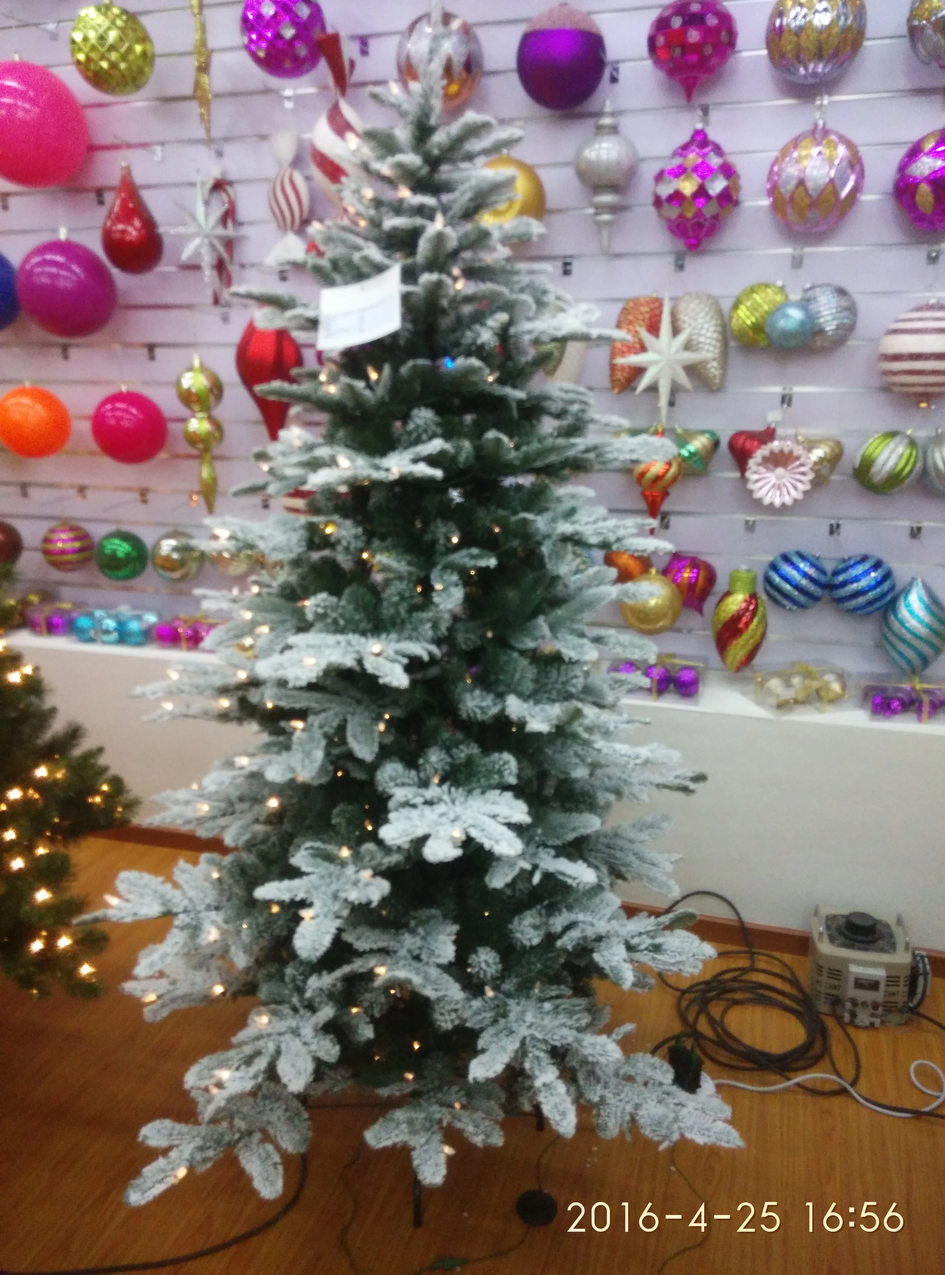 CDL Model 6 7 8Ft PE Mixed PVC Artificial Snow Flocking Christmas Tree Snow With Lights Snow