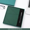 Set de dos piezas: cuaderno verde y bolígrafo.