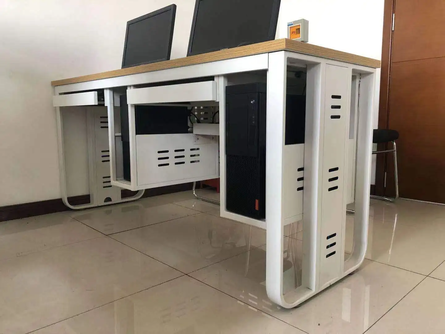 Ivetable - Customized Collaborative Computer Desks for Schools