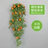 Un bouquet de marguerites orange accrochées au mur