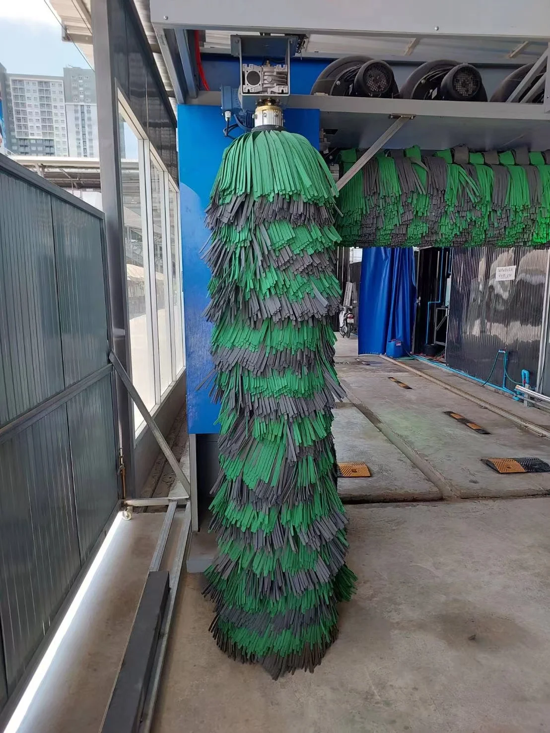 Цилиндрическая вращающаяся поролоновая щетка для автомойки