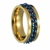 Anillo de oro con cadena azul.