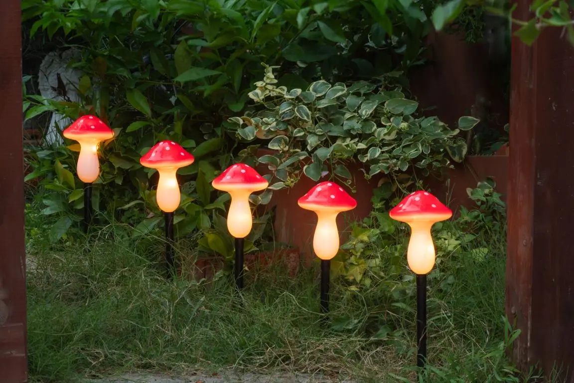 Garden Outdoor Decor Waterproof Stake Red Mushroom Lights for Landscape Decorations Light details